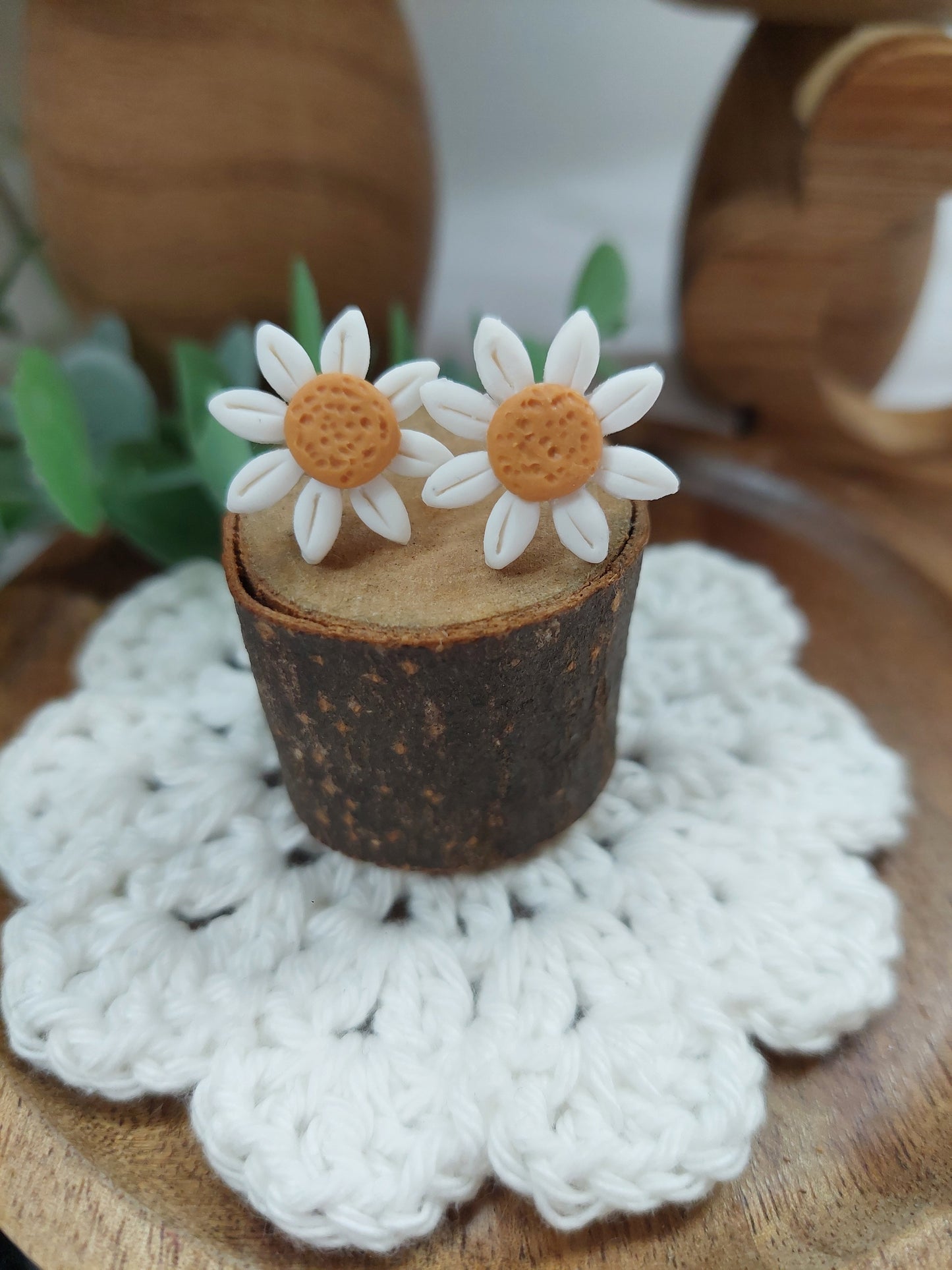 Small daisy flower stud