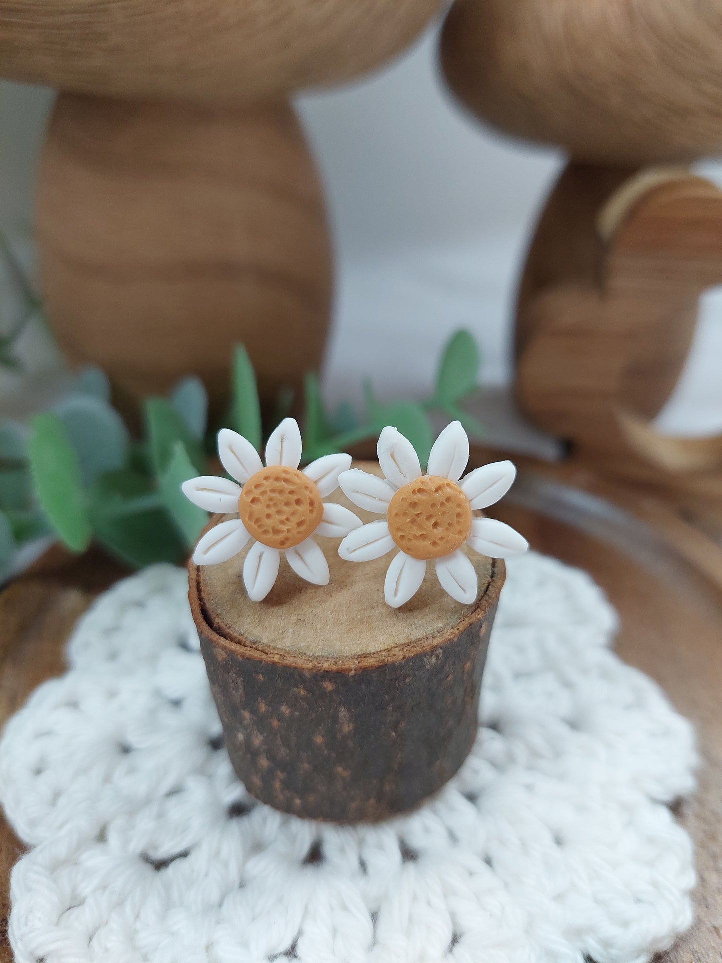 Small daisy flower stud