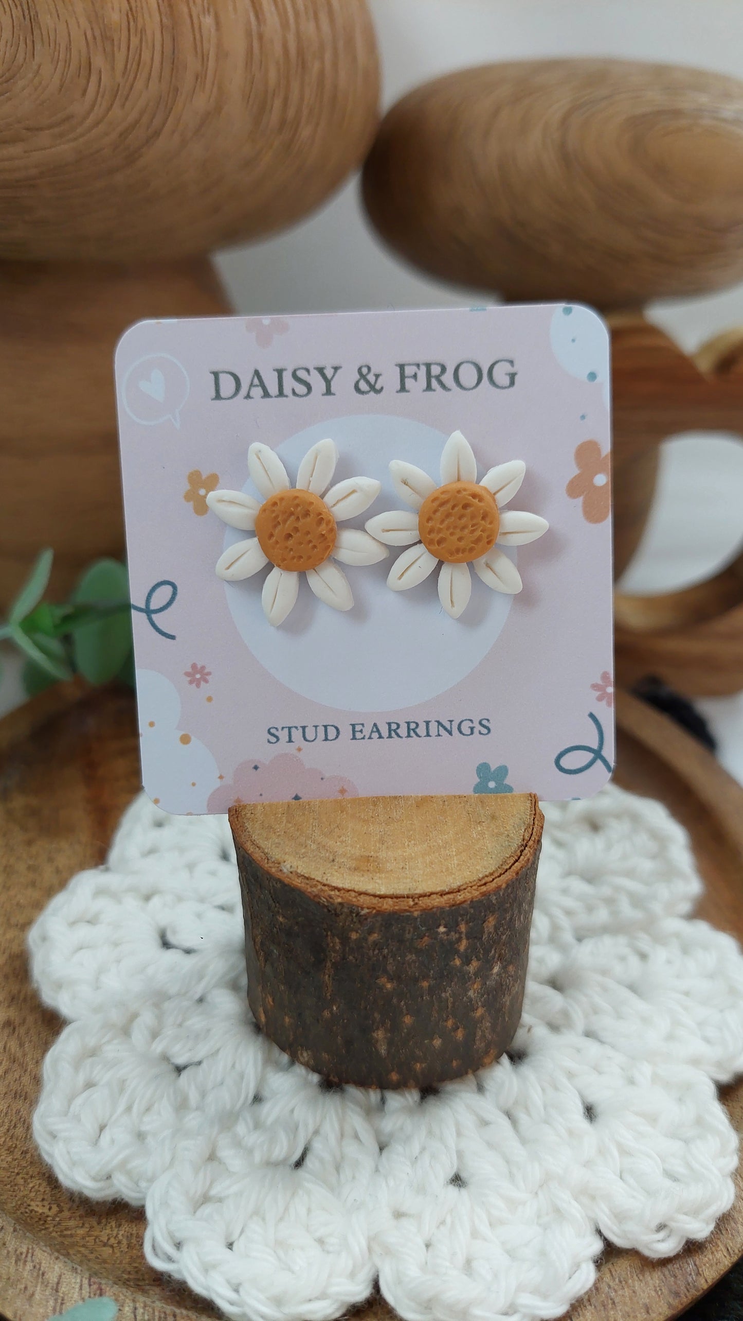Small daisy flower stud