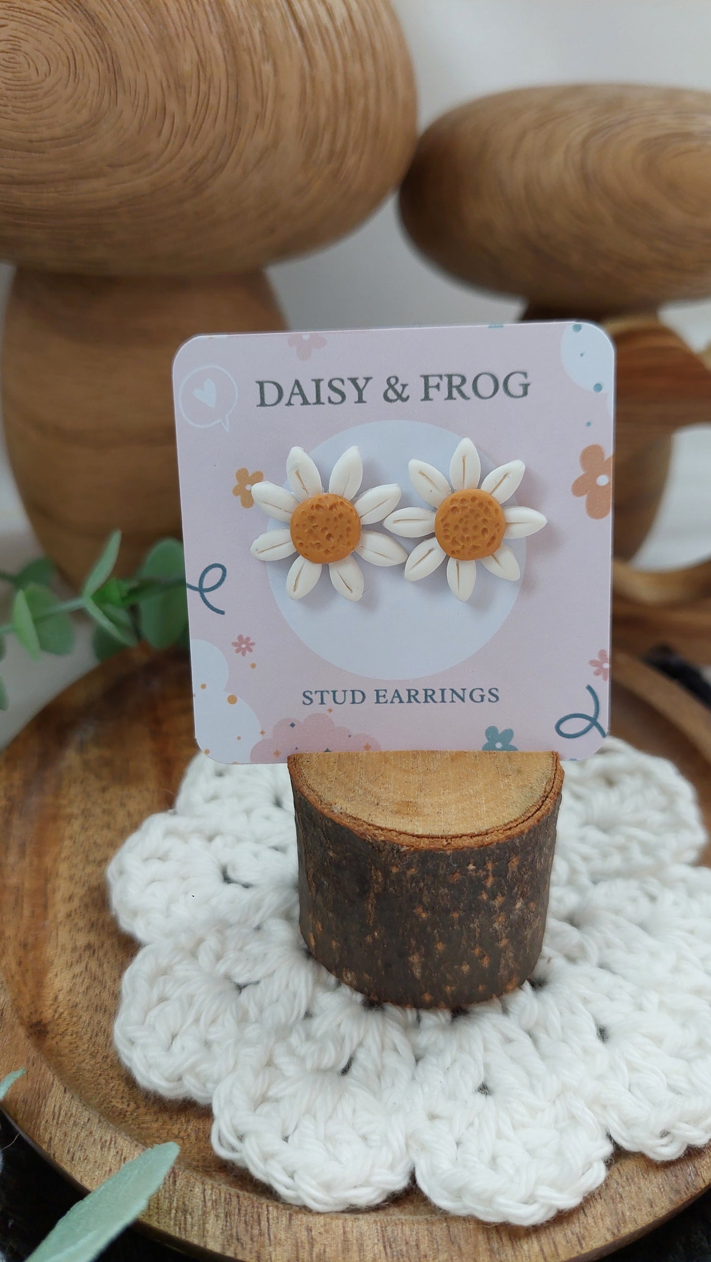 Small daisy flower stud