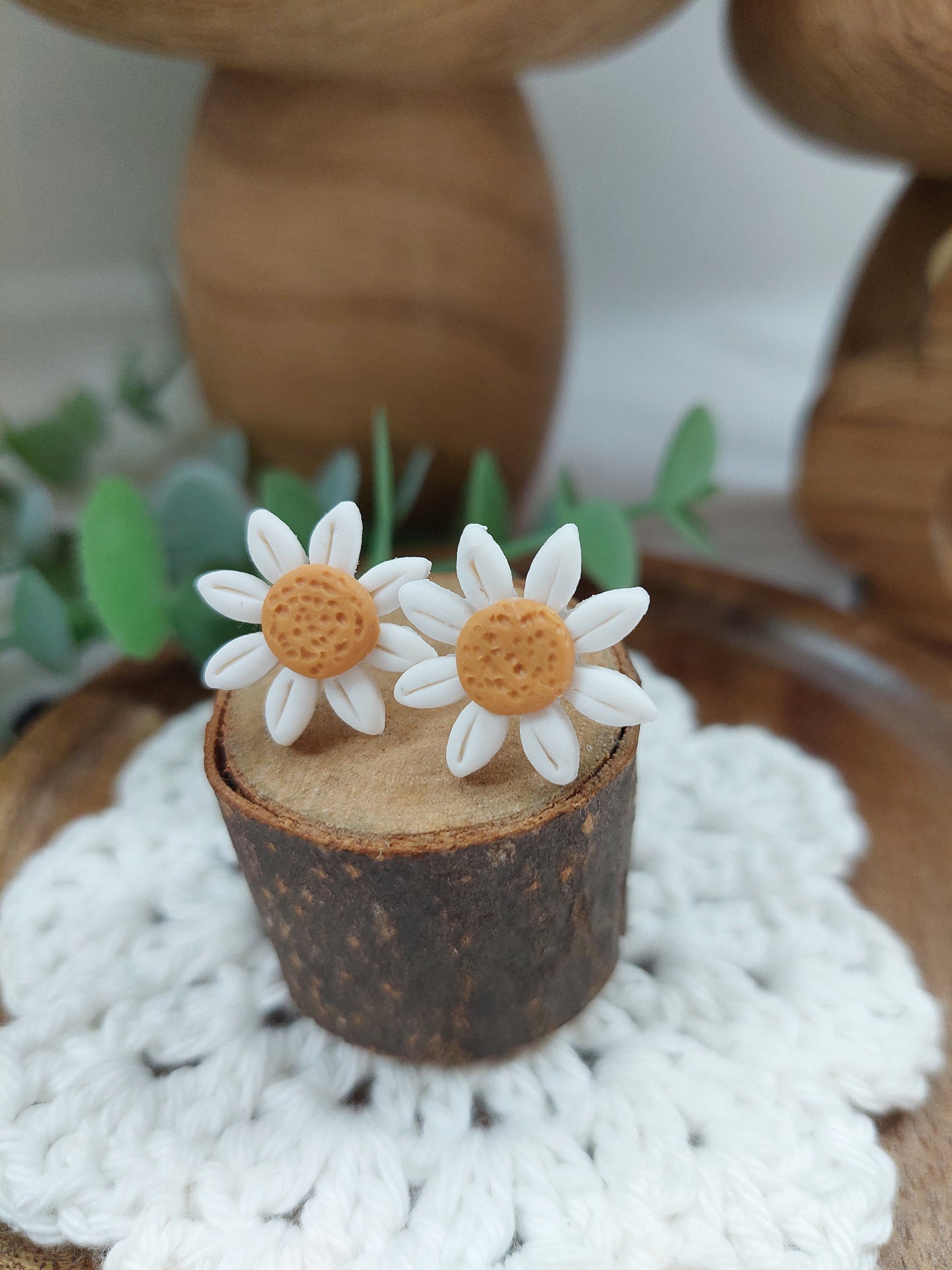 Small daisy flower stud
