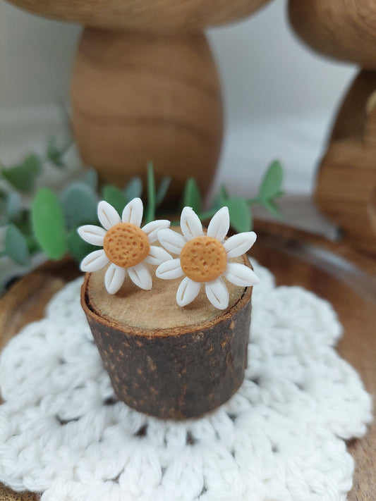 Small daisy flower stud