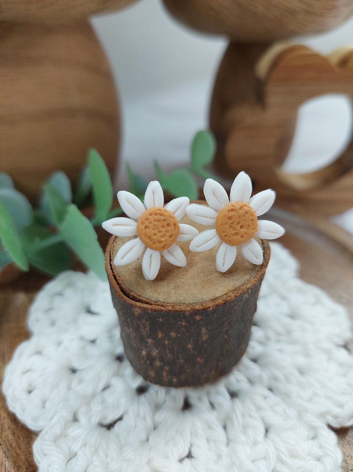 Small daisy flower stud